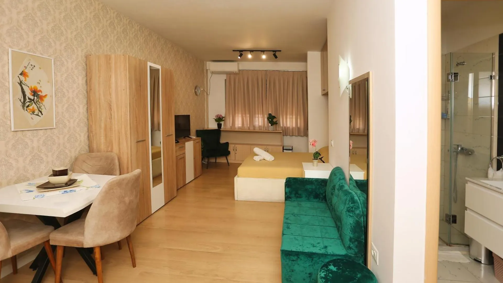 Cozy Apartment Near Square 21 Tirana Albanië