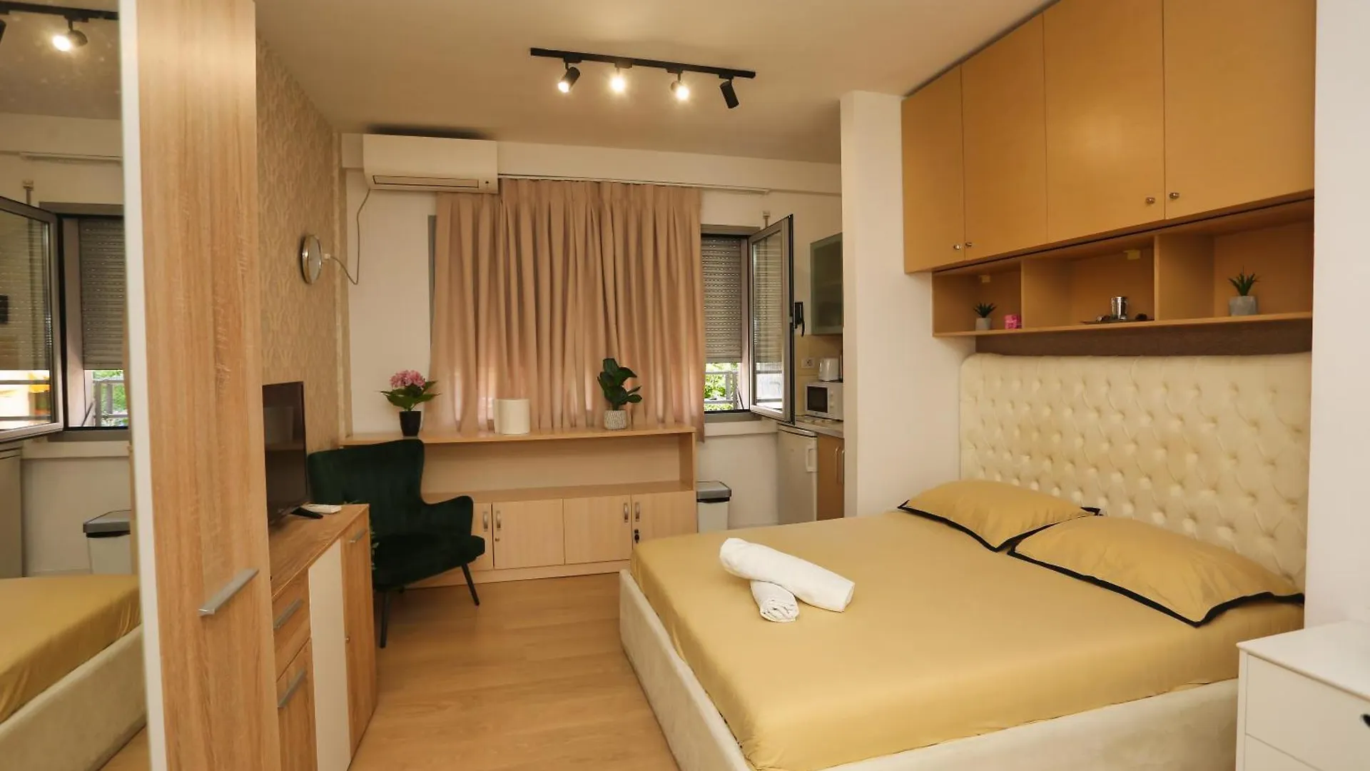 Cozy Apartment Near Square 21 Tirana Albanië